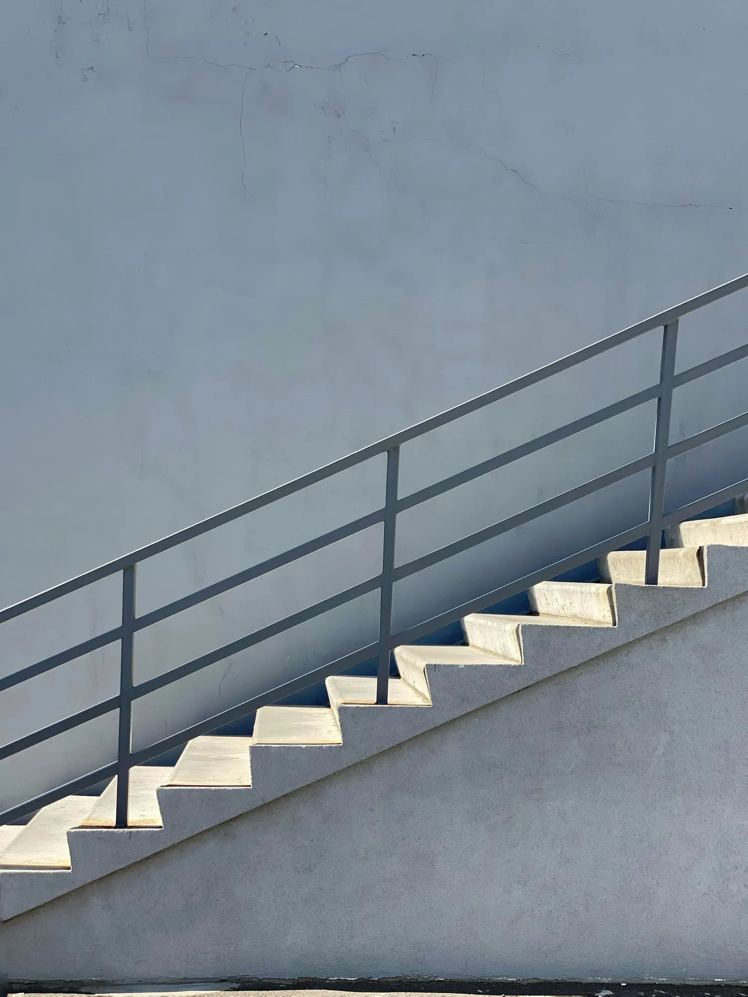 Saubere Betontreppe mit Metallgeländer